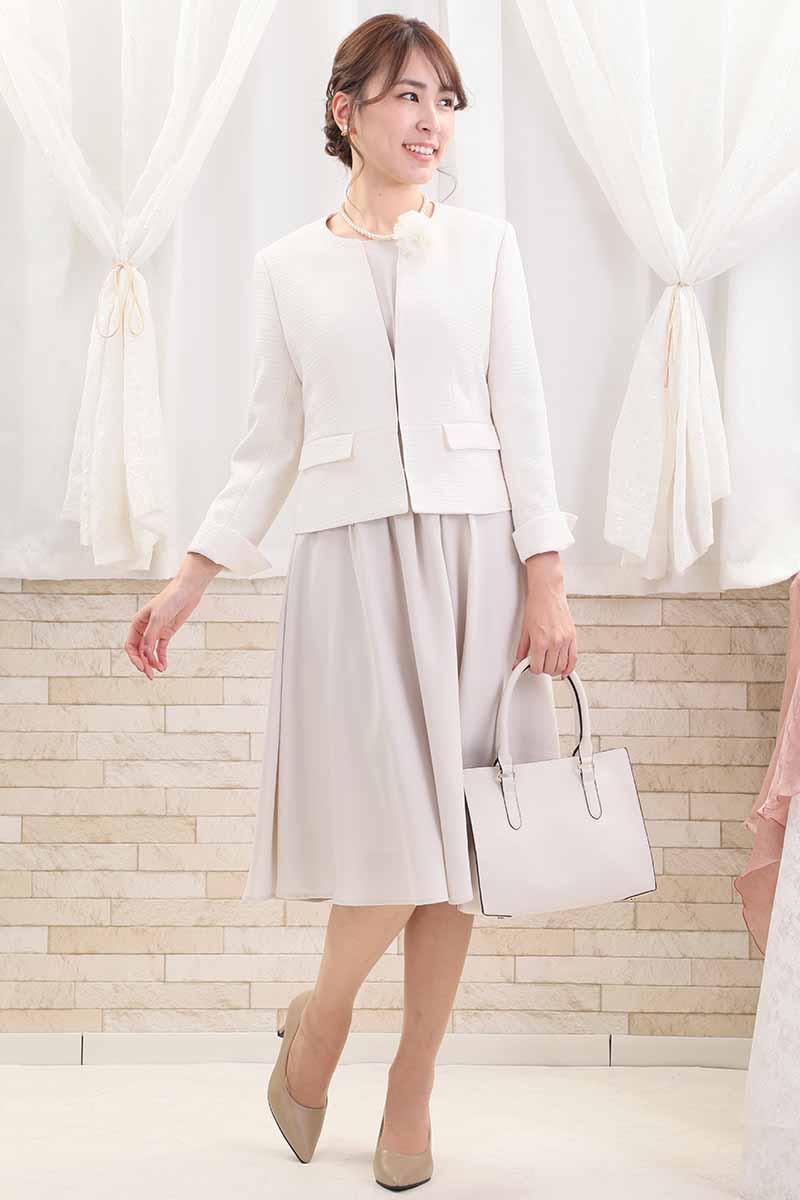 ライトベージュの七分袖タックギャザーセレモニースーツセット