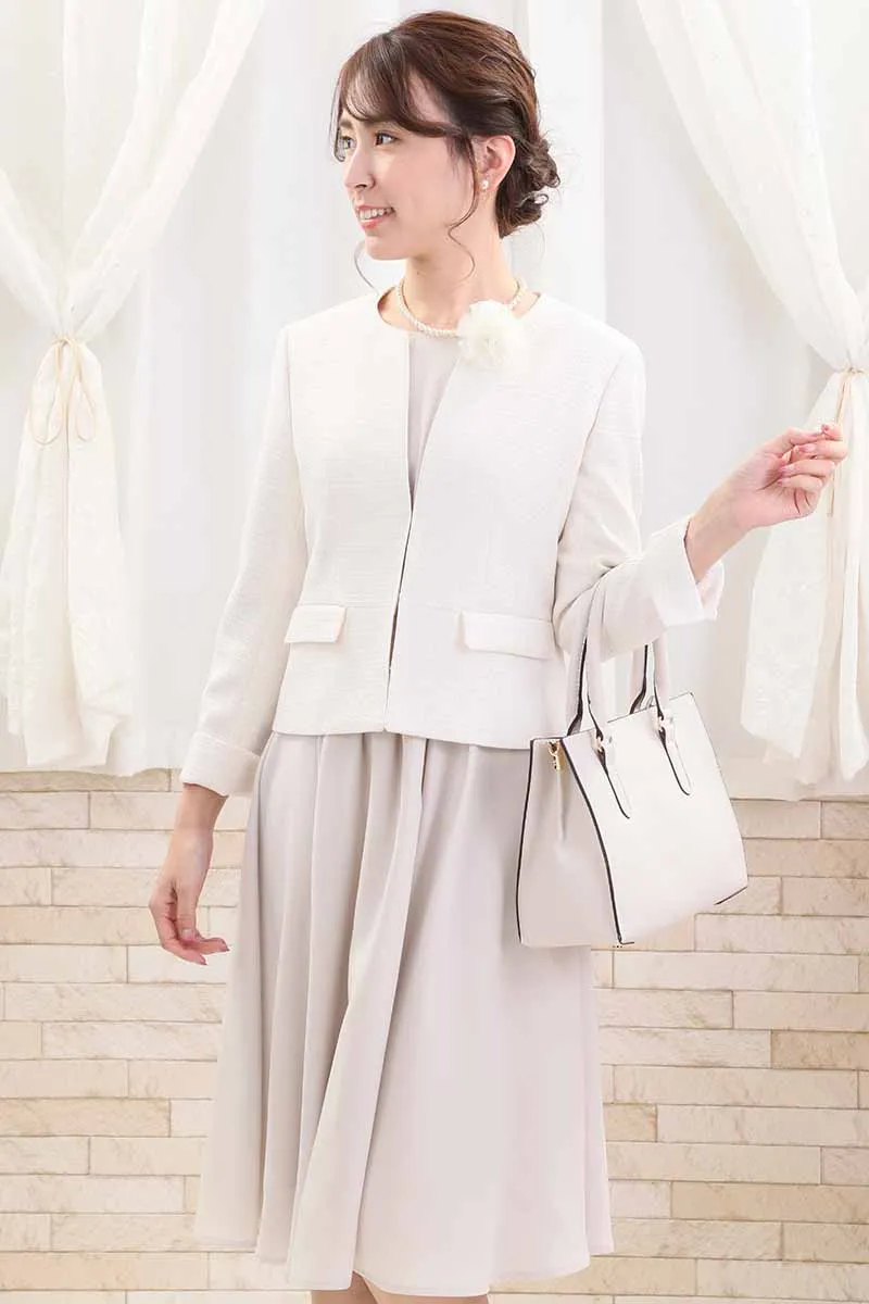 ライトベージュの七分袖タックギャザーセレモニースーツセット