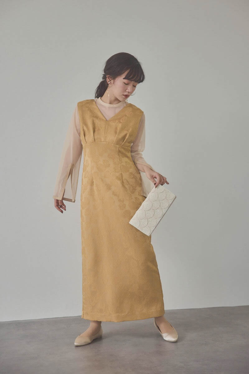 イエローのチュールインナー付きVネックドレス
