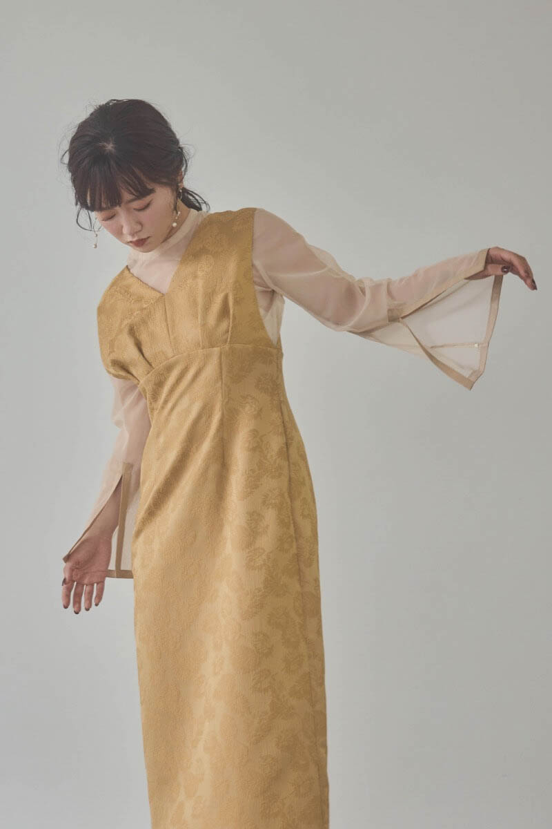 イエローのチュールインナー付きVネックドレス