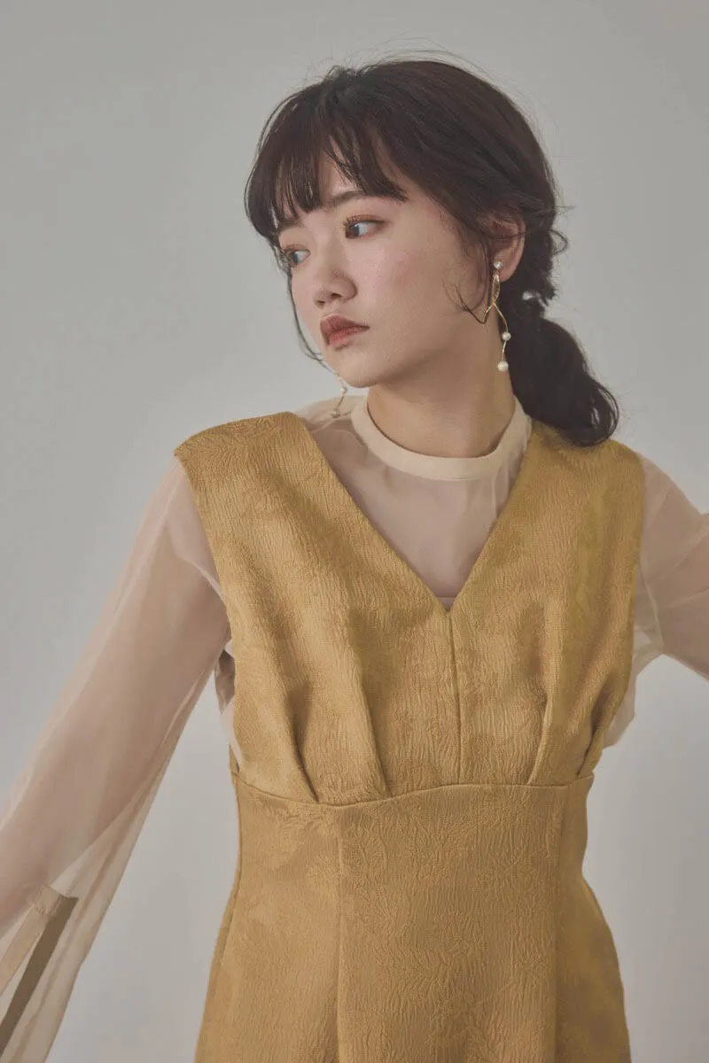 イエローのチュールインナー付きVネックドレス