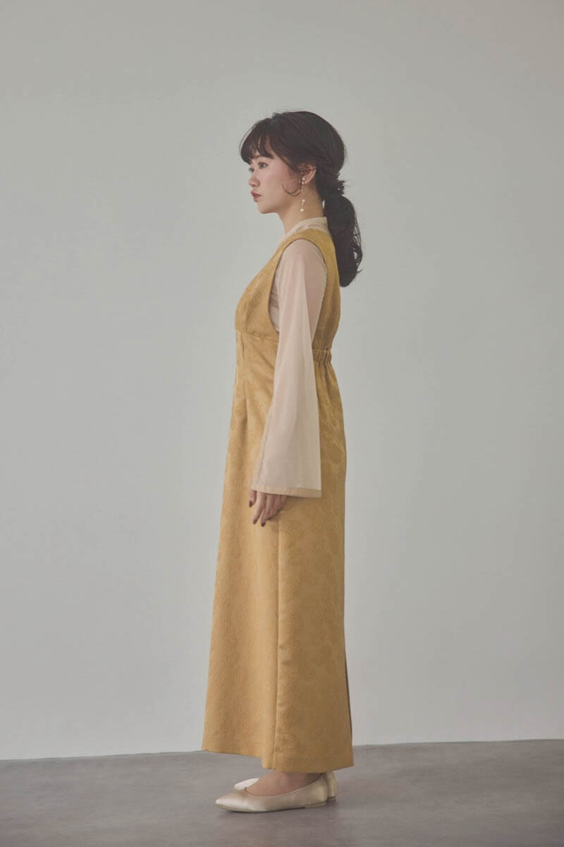 イエローのチュールインナー付きVネックドレス