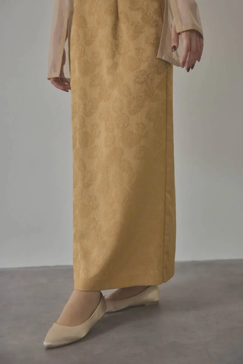 イエローのチュールインナー付きVネックドレス