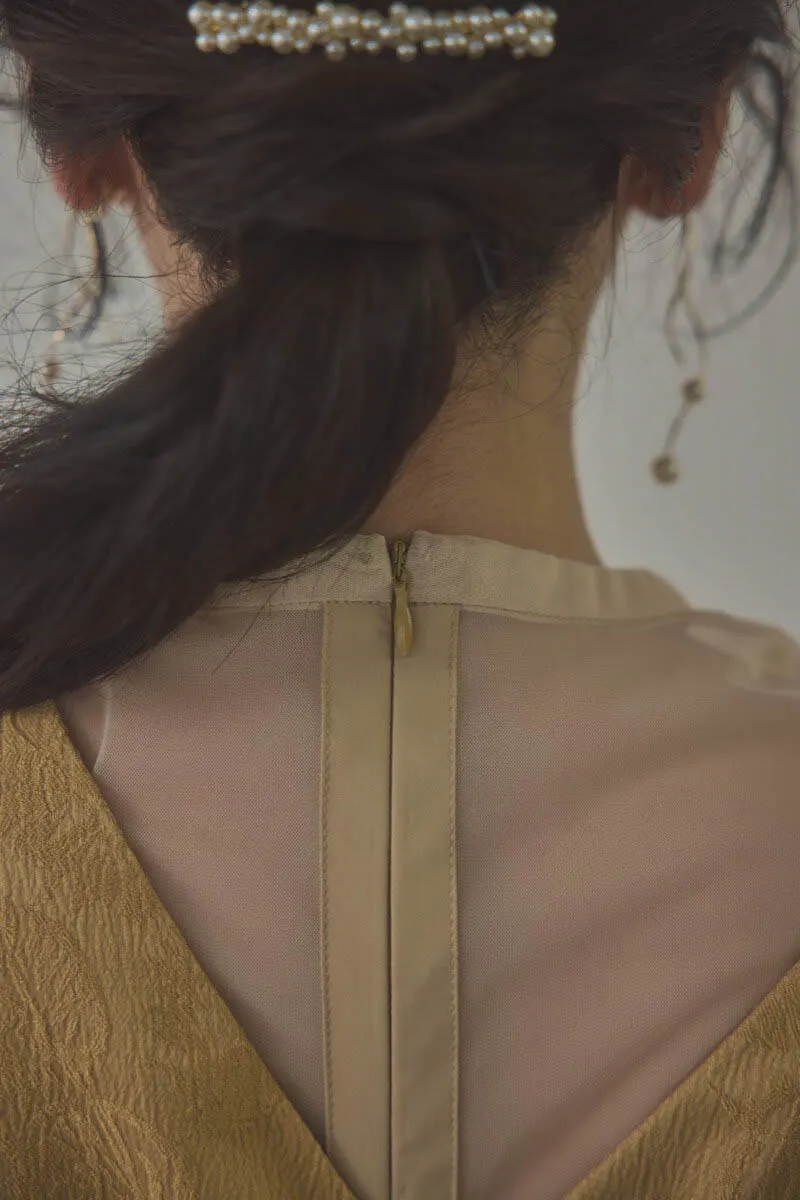 イエローのチュールインナー付きVネックドレス