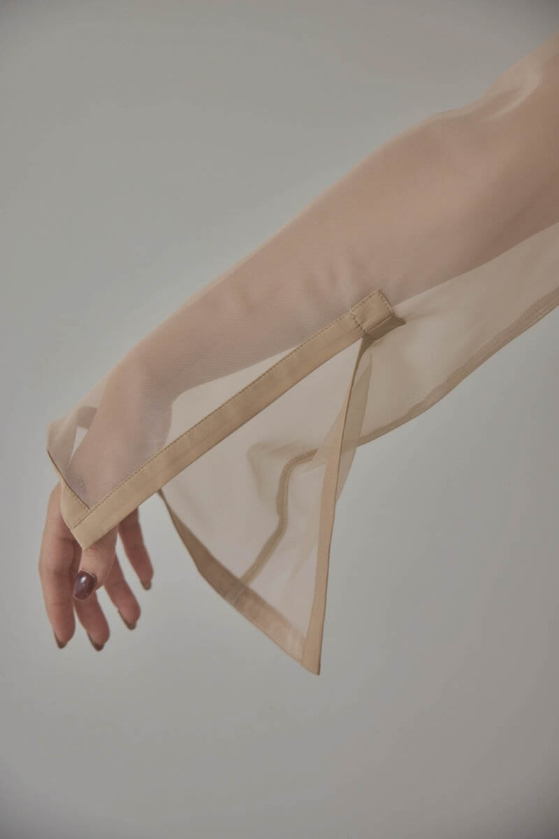 イエローのチュールインナー付きVネックドレス