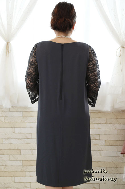 ネイビーのケープスリーブドレス