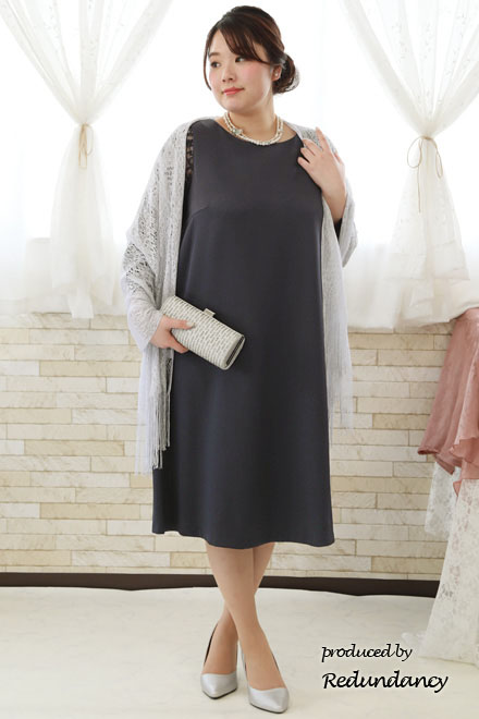 ネイビーのケープスリーブドレス