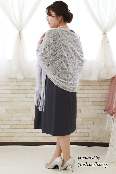 ネイビーのケープスリーブドレス