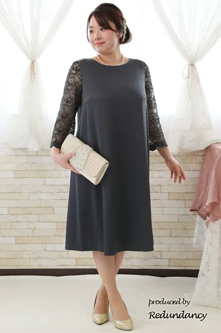 ネイビーのケープスリーブドレス