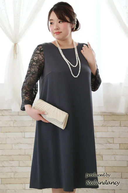 ネイビーのケープスリーブドレス