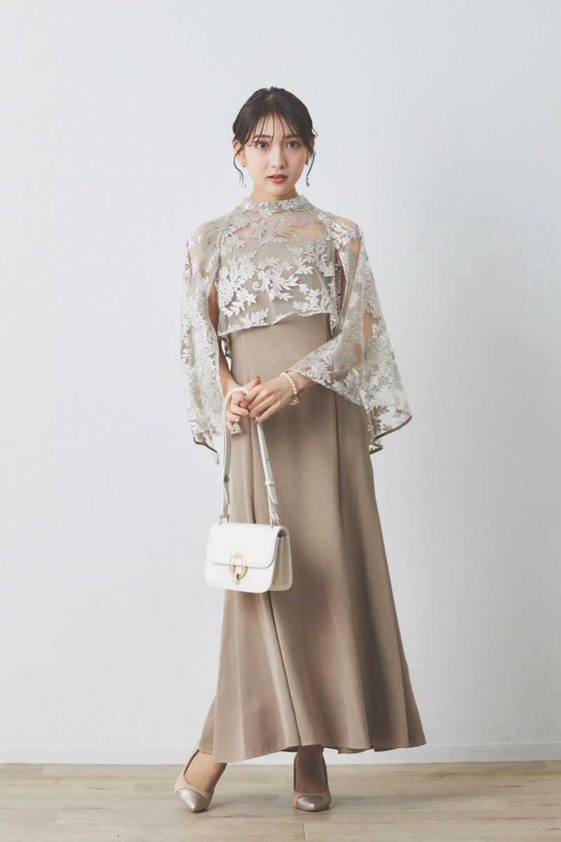 アイボリーのメタルバックルショルダーバッグ