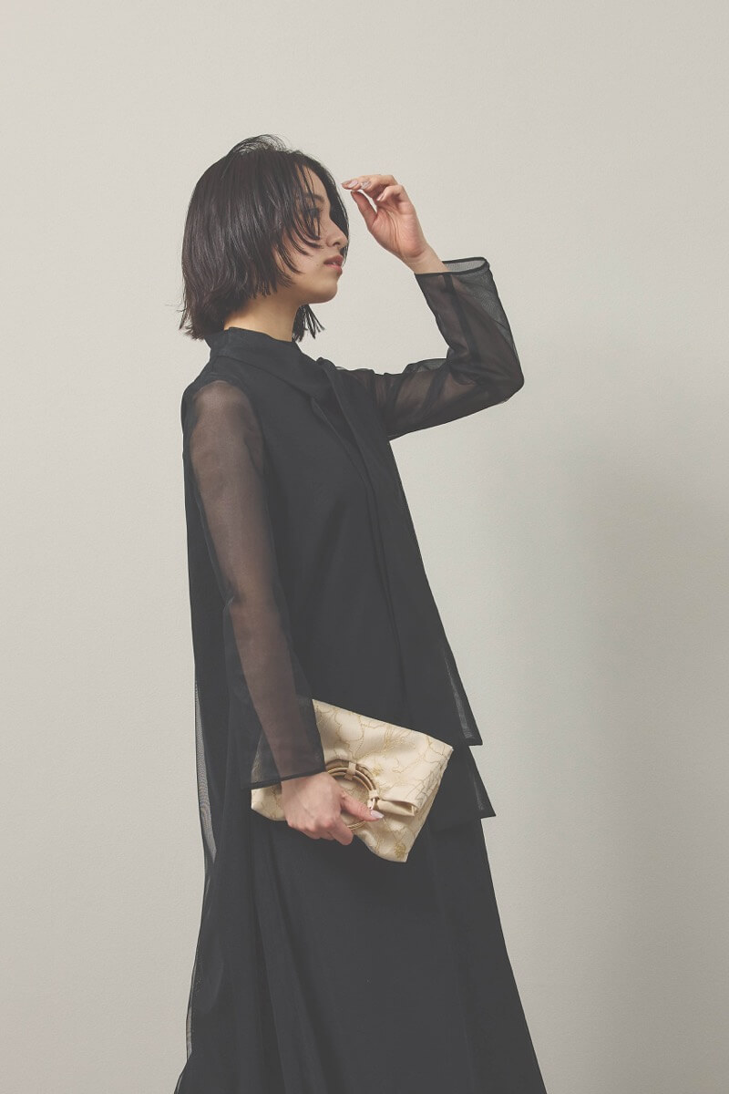 ベージュのフラワークロッキーバッグ