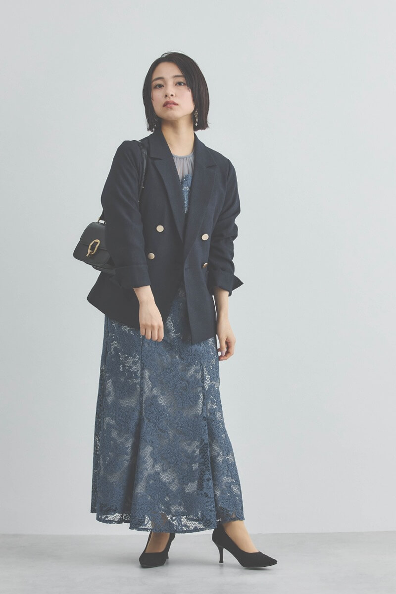 ネイビーの艶消し金ボタンジャケット