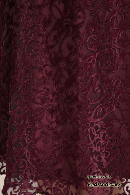 ボルドーのビロード風ミモレ丈ドレス