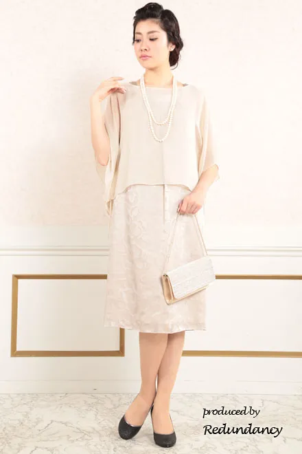 ピンクベージュのシフォンポンチョ付きドレス