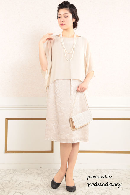 ピンクベージュのシフォンポンチョ付きドレス