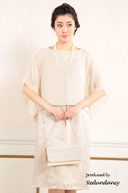 ピンクベージュのシフォンポンチョ付きドレス