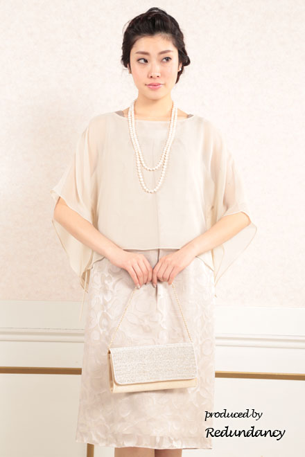 ピンクベージュのシフォンポンチョ付きドレス