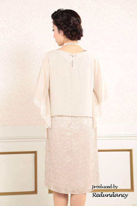 ピンクベージュのシフォンポンチョ付きドレス