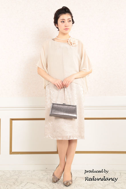 ピンクベージュのシフォンポンチョ付きドレス