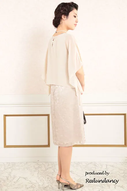 ピンクベージュのシフォンポンチョ付きドレス