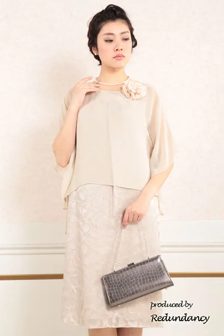 ピンクベージュのシフォンポンチョ付きドレス