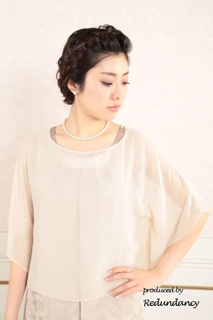 ピンクベージュのシフォンポンチョ付きドレス