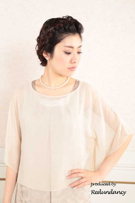 ピンクベージュのシフォンポンチョ付きドレス