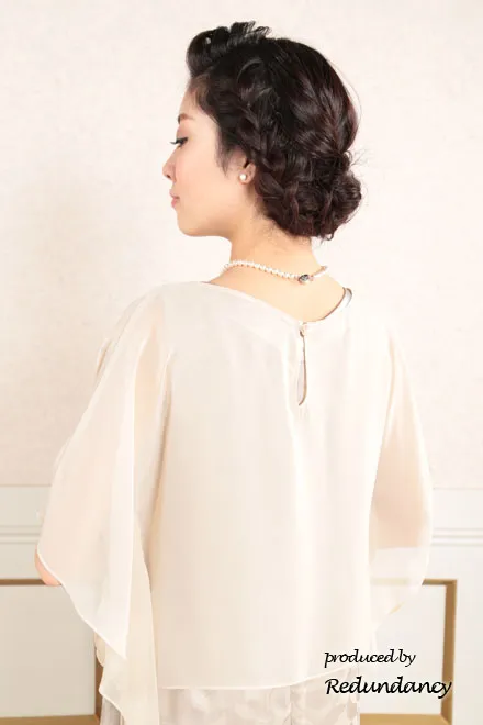 ピンクベージュのシフォンポンチョ付きドレス