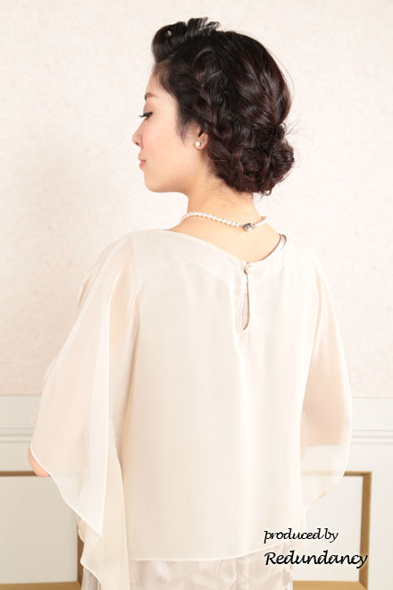 ピンクベージュのシフォンポンチョ付きドレス