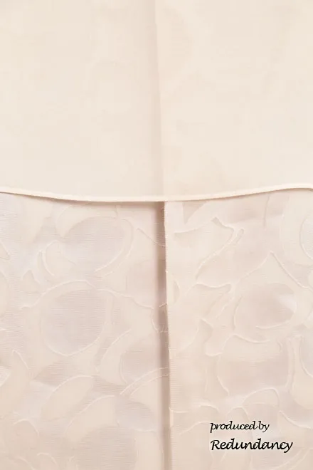 ピンクベージュのシフォンポンチョ付きドレス