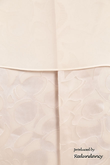 ピンクベージュのシフォンポンチョ付きドレス