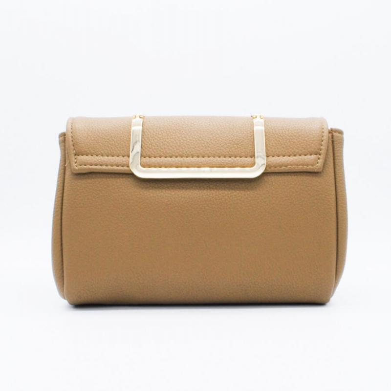 ブラウンのメタルハンドルスクエアバッグ