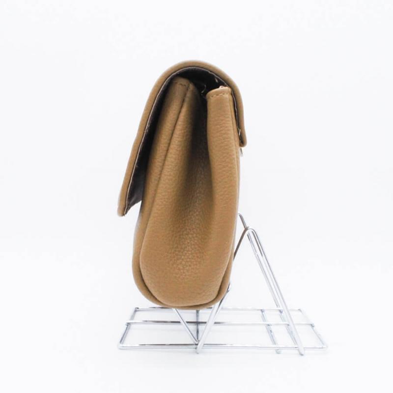 ブラウンのメタルハンドルスクエアバッグ