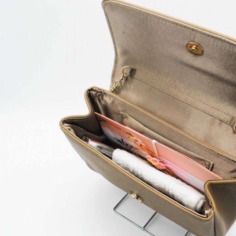 ブラウンのメタルハンドルスクエアバッグ