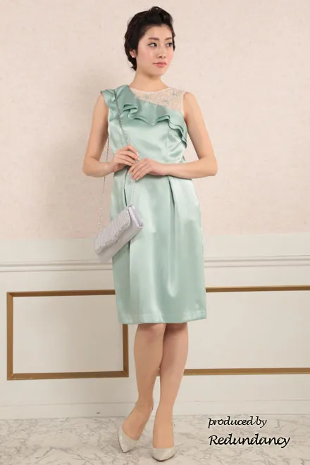 ミントグリーンのワンショルダー風サテンドレス
