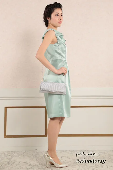 ミントグリーンのワンショルダー風サテンドレス