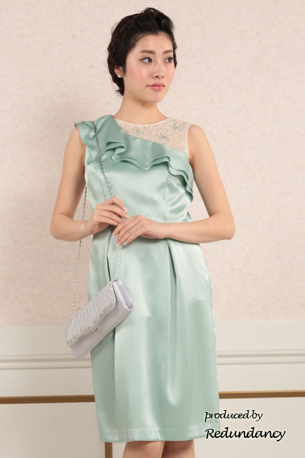 ミントグリーンのワンショルダー風サテンドレス