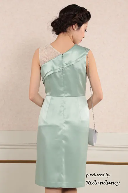 ミントグリーンのワンショルダー風サテンドレス