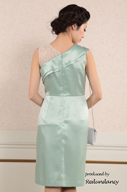 ミントグリーンのワンショルダー風サテンドレス