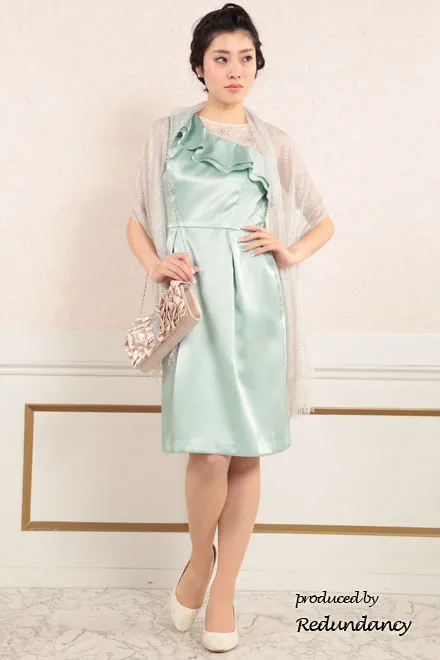 ミントグリーンのワンショルダー風サテンドレス
