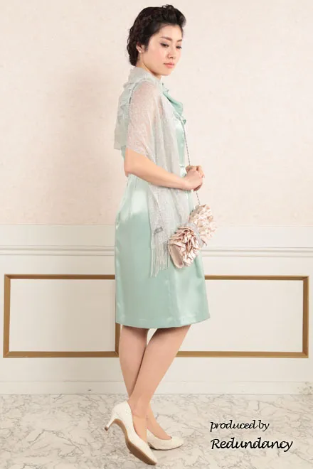 ミントグリーンのワンショルダー風サテンドレス