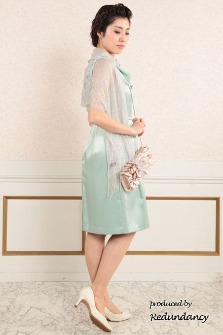 ミントグリーンのワンショルダー風サテンドレス