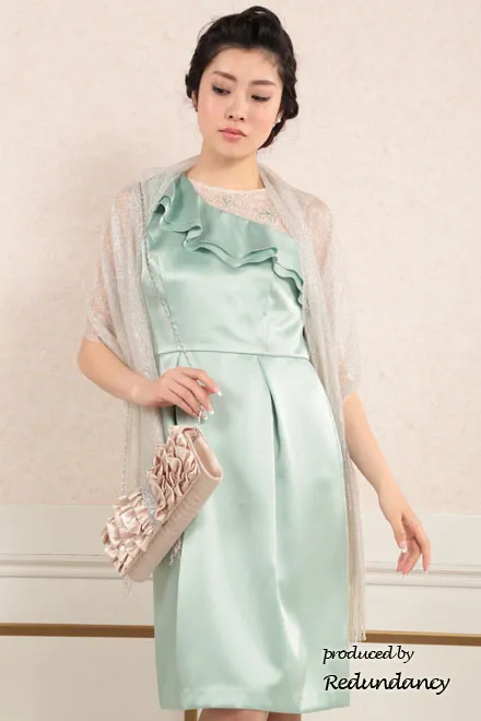 ミントグリーンのワンショルダー風サテンドレス