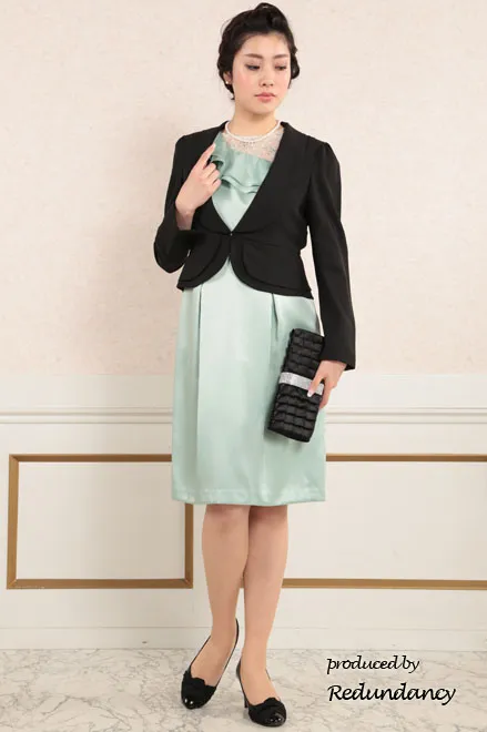 ミントグリーンのワンショルダー風サテンドレス