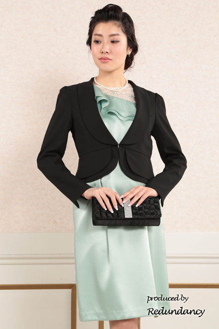 ミントグリーンのワンショルダー風サテンドレス