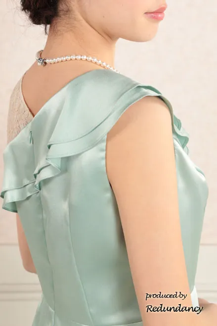 ミントグリーンのワンショルダー風サテンドレス