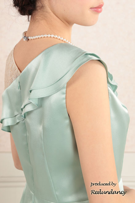 ミントグリーンのワンショルダー風サテンドレス