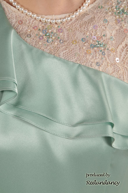 ミントグリーンのワンショルダー風サテンドレス