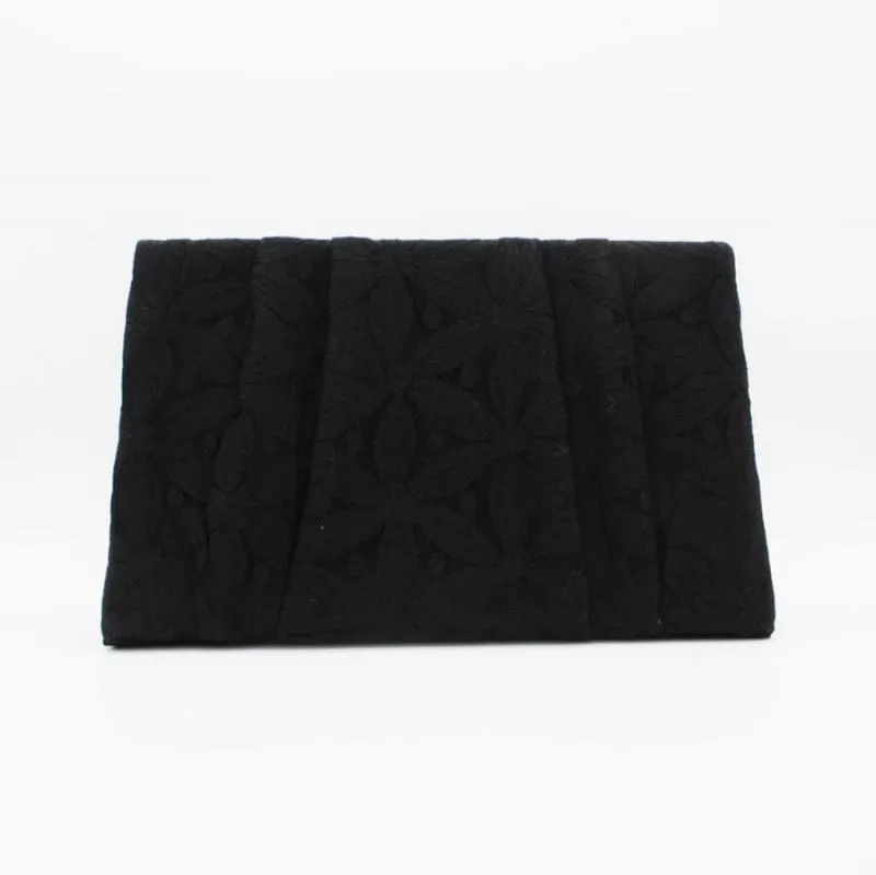 ブラックのフラワーレースクラッチバッグ